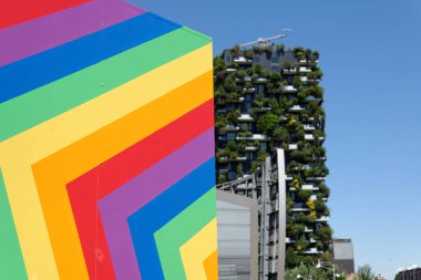 Son Eşcinsel Gururu vesilesiyle Milano meydanındaki tesislerin bazı fotoğrafları. Bu fotoğraflarda Gae Aulenti Meydanı 'ndayız.