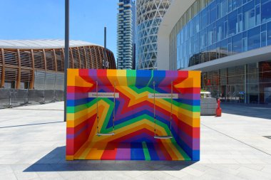 Son Eşcinsel Gururu vesilesiyle Milano meydanındaki tesislerin bazı fotoğrafları. Bu fotoğraflarda Gae Aulenti Meydanı 'ndayız.