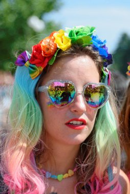 26 Haziran 2021 'de Milano' da gerçekleşen Gay Pride 'da gökkuşağının tüm renkleri Barış Kemeri' nin etrafında toplandı.