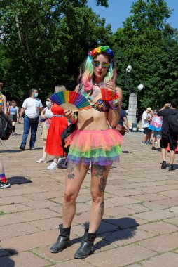 26 Haziran 2021 'de Milano' da gerçekleşen Gay Pride 'da gökkuşağının tüm renkleri Barış Kemeri' nin etrafında toplandı.
