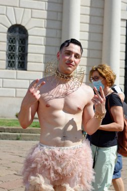 26 Haziran 2021 'de Milano' da gerçekleşen Gay Pride 'da gökkuşağının tüm renkleri Barış Kemeri' nin etrafında toplandı.