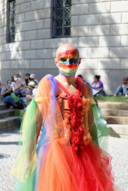 26 Haziran 2021 'de Milano' da gerçekleşen Gay Pride 'da gökkuşağının tüm renkleri Barış Kemeri' nin etrafında toplandı.