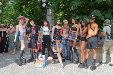 26 Haziran 2021 'de Milano' da gerçekleşen Gay Pride 'da gökkuşağının tüm renkleri Barış Kemeri' nin etrafında toplandı.