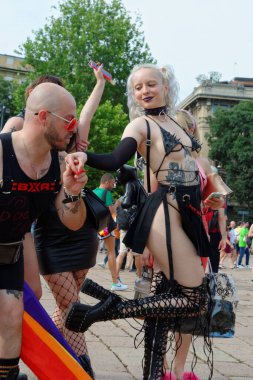 26 Haziran 2021 'de Milano' da gerçekleşen Gay Pride 'da gökkuşağının tüm renkleri Barış Kemeri' nin etrafında toplandı.