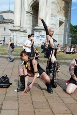 26 Haziran 2021 'de Milano' da gerçekleşen Gay Pride 'da gökkuşağının tüm renkleri Barış Kemeri' nin etrafında toplandı.