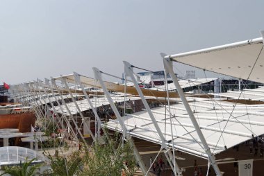 Milan 'da gerçekleştirilen 2015 Evrensel Fuarı. Katılımcı 145 ülkeden yaklaşık 50 'si kendi sergi alanlarını inşa etmeyi seçti: 