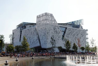 Milan 'da gerçekleştirilen 2015 Evrensel Fuarı. Katılımcı 145 ülkeden yaklaşık 50 'si kendi sergi alanlarını inşa etmeyi seçti: 