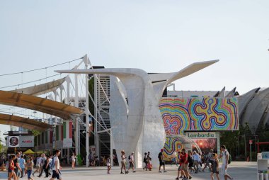 Milan 'da gerçekleştirilen 2015 Evrensel Fuarı. Katılımcı 145 ülkeden yaklaşık 50 'si kendi sergi alanlarını inşa etmeyi seçti: 