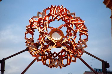 Milan-Cortina 2026: Barış Kemeri 'ndeki Olimpiyat kazanında ışık ve müzik gösterisi