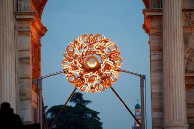 Milan-Cortina 2026: Barış Kemeri 'ndeki Olimpiyat kazanında ışık ve müzik gösterisi