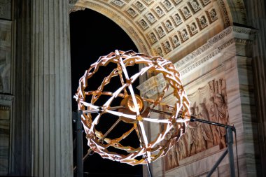 Milan-Cortina 2026: Barış Kemeri 'ndeki Olimpiyat kazanında ışık ve müzik gösterisi