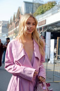 Milan Moda Haftası Şubat 2026 Genny Moda Gösterisinden önce detaylar ele geçirildi