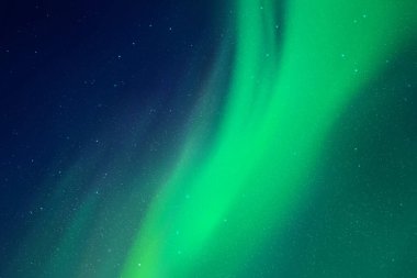 Gece yıldızlı gökyüzü ve kuzey ışıkları. Yeşil aurora borealis