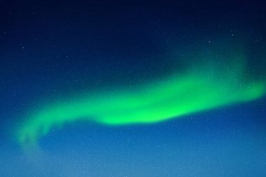 Gece yıldızlı gökyüzü ve kuzey ışıkları. Yeşil aurora borealis