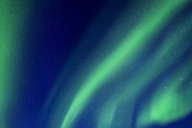 Gece yıldızlı gökyüzü ve kuzey ışıkları. Yeşil aurora borealis