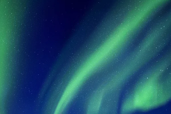 Gece yıldızlı gökyüzü ve kuzey ışıkları. Yeşil aurora borealis