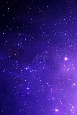 Gece yıldızlı gökyüzü. Yıldızlar ve nebula. Mavi dikey arkaplan