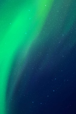 Gece yıldızlı gökyüzü ve kuzey ışıkları. Yeşil aurora borealis