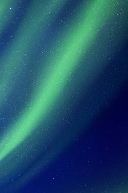 Gece yıldızlı gökyüzü ve kuzey ışıkları. Yeşil aurora borealis