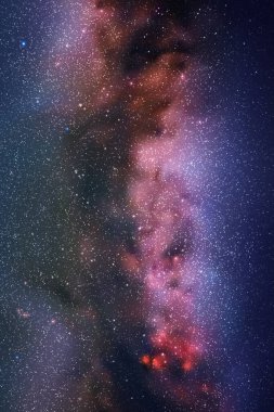 Gece yıldızlı gökyüzü ve Samanyolu. Nebula ile dikey arkaplan