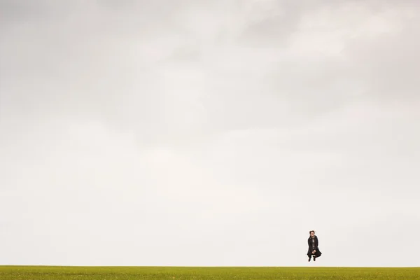 Menina pulando no campo — Fotografia de Stock