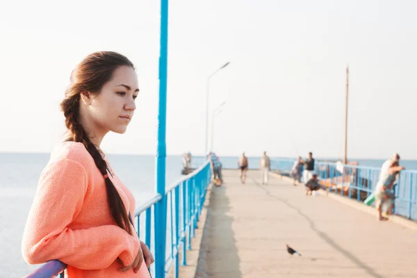 Ragazza sul molo — Foto Stock