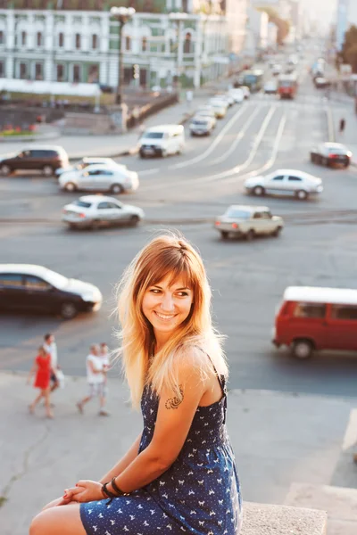 Lächeln Mädchen in der Stadt — Stockfoto