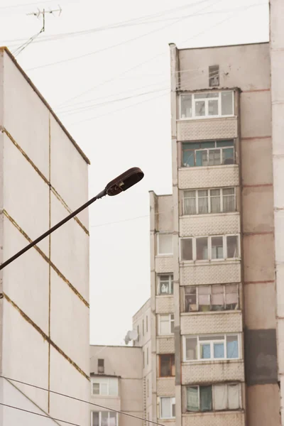 Poste de luz na cidade — Fotografia de Stock