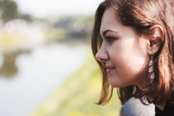 Bella ragazza nel parco — Foto Stock