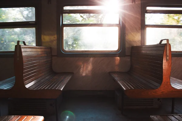 Par bänkar i tåg — Stockfoto