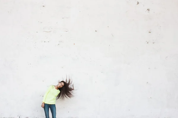 Ragazza sventolato la testa — Foto Stock