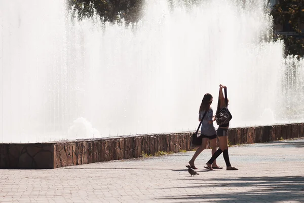 Ragazze alla fontana — Foto Stock