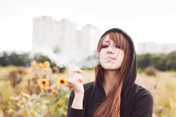 Dohányzás lány és cigaretta — Stock Fotó