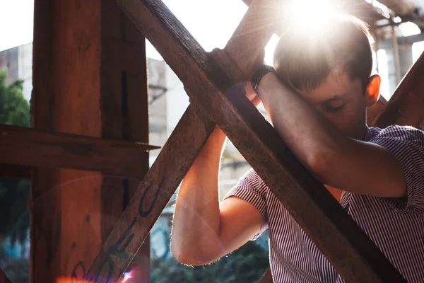 Ragazzo sotto il ponte — Foto Stock