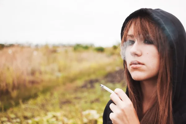 Menina fumando com cigarro — Fotografia de Stock