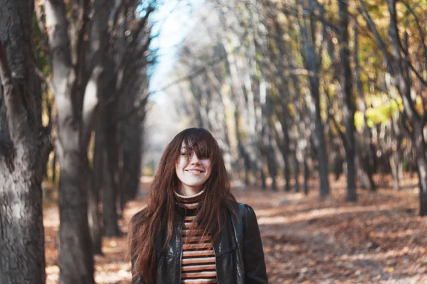 Menina na floresta de outono — Fotografia de Stock