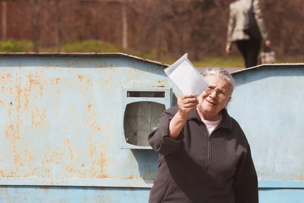 Büyükanne ile mektup — Stok fotoğraf