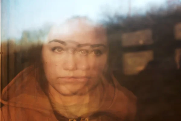 Retrato de niña, reflejado en la ventana del tren — Foto de Stock