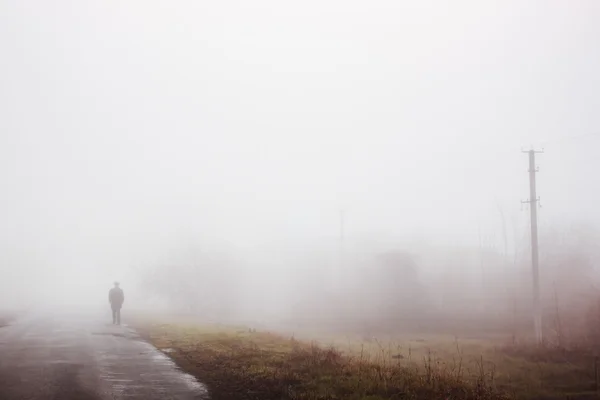 Mann im Nebel — Stockfoto