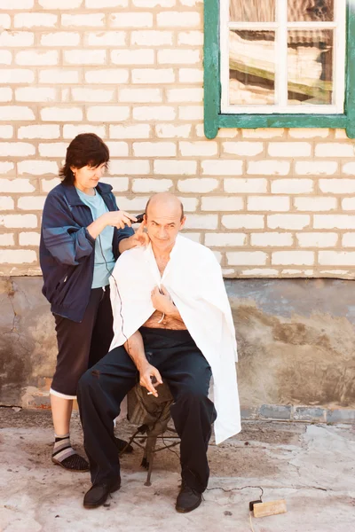 Snijden haar thuis — Stockfoto