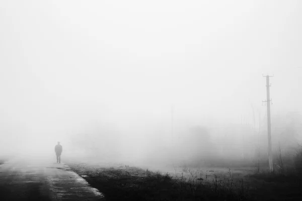 Man in de mist — Stockfoto