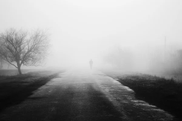 Hombre en la niebla — Foto de Stock