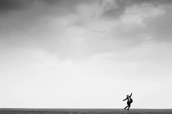 Chica saltando en el campo —  Fotos de Stock