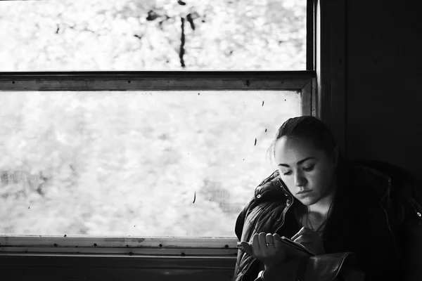 Meisje vestigt in de trein — Stockfoto