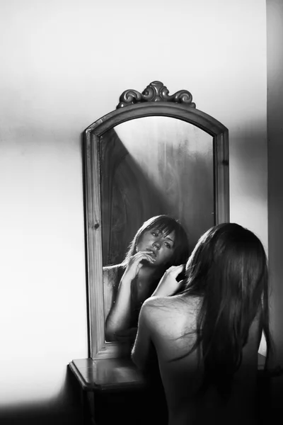 Dívka a zrcadlo — Stock fotografie