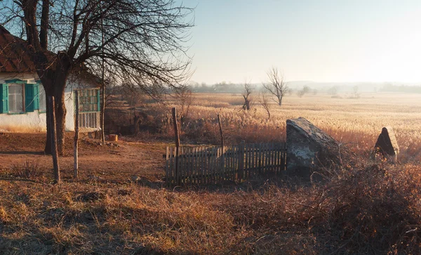 Landschap met hut op heuvel — Stockfoto