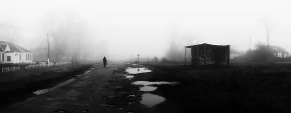 Paisaje rural con carretera y parada de autobús en niebla — Foto de Stock