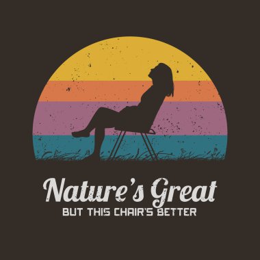 Kamp sandalyesinde oturan kadın. Doğada rahatla. Retro 60 'lar, 70' ler tasarımı