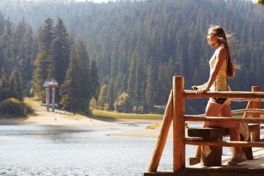 Kız gölde gözlem güvertesinde