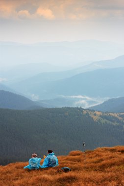 Turistler dağın zirvesinde